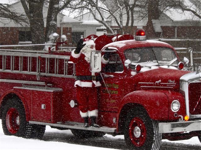 Santa arrives in Lake Pte